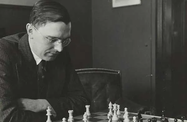 Max Euwe pensando y jugando al ajedrez foto blanco y negro