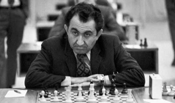 Tigran Petrosian mirando de frente a su derecha mientras juega al ajedrez