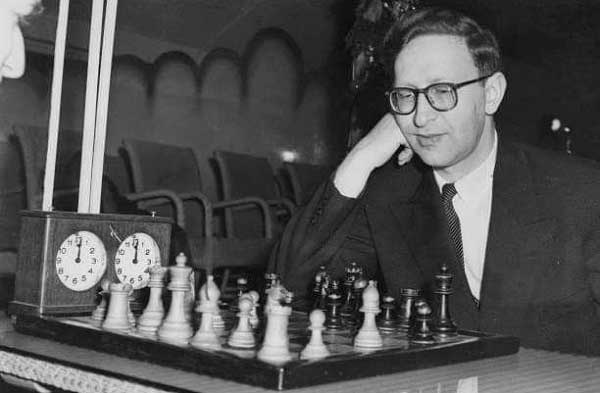 Vasili Smyslov sonriendo mirando el tablero de ajedrez