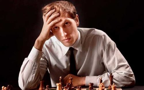 bobby fischer jugando al ajedrez cocando su frente con la mano derecha