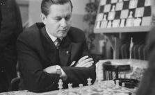 Paul Keres mirando abajo pensando jugando al ajedrez