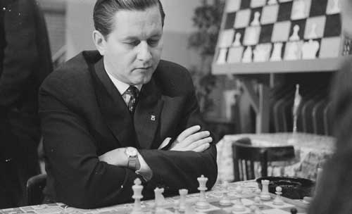 Paul Keres mirando abajo pensando jugando al ajedrez