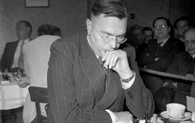 Max Euwe pensando y jugando al ajedrez