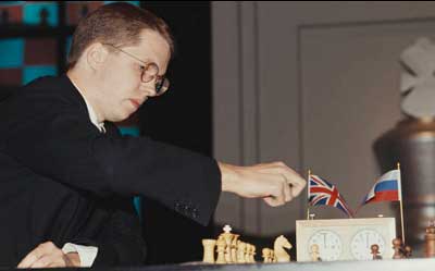 Nigel Short jugando al ajedrez