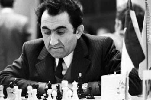 Tigran Petrosian foto blanco y negro jugando al ajedrez