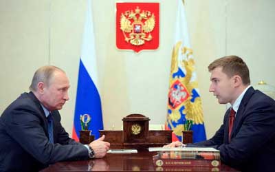 Vladimir-Putin hablando con un campeón