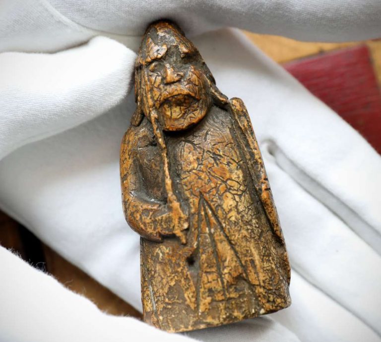 Un Anticuario Compró una Pieza de Ajedrez Medieval por 5 Libras y resulta que vale 1 Millón 2 Un Anticuario Compró una Pieza de Ajedrez Medieval por 5 Libras y resulta que vale 1 Millón