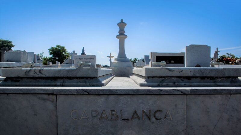 Jose Raul Capablanca - Su tumba incluye una pieza de ajedrez gigante