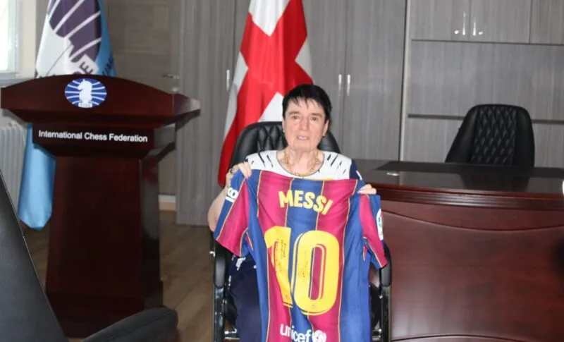 Lionel Messi regaló a Nona Gaprindashvili una camiseta autografiada en su 80 aniversario