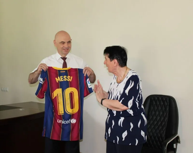 Lionel Messi regaló a Nona Gaprindashvili una camiseta autografiada
