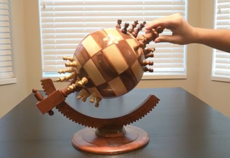 Jugando al Ajedrez en un Hermoso Globo Magnetizado