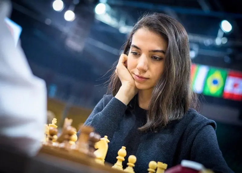 La ajedrecista iraní Sara Khadem compite en el Campeonato Mundial de Ajedrez Blitz sin hiyab