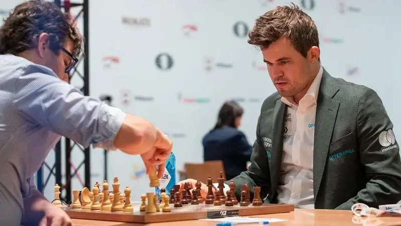 Carlsen es campeón mundial de ajedrez clásico, rápido y blitz.