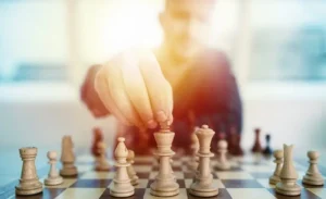 ¿Cómo jugar contra un oponente fuerte en ajedrez?