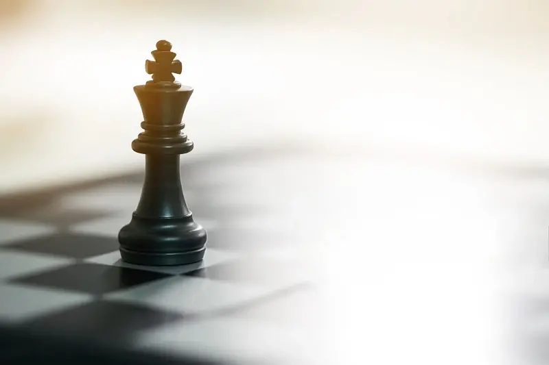 ¿Por qué el rey es tan débil en ajedrez