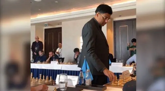 Viswanathan Anand jugó juegos simultáneos contra 11 oponentes en un evento de exhibición en Astana. (Foto Captura de pantalla)