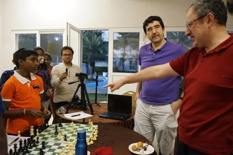 Mentor de prodigios Gelfand, visto aquí con el ex campeón mundial Vladimir Kramnik y R. Praggnanandhaa, dedica mucho tiempo a entrenar a jóvenes talentos.  Crédito de la foto Special Arrangement