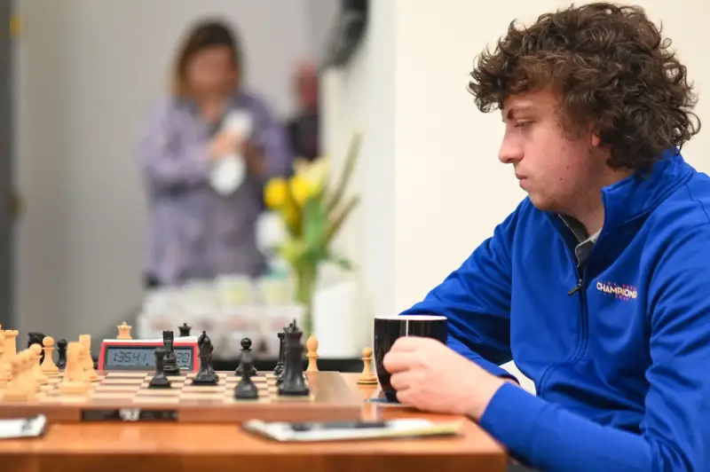 Hans Niemann durante una partida en octubre de 2022, aproximadamente un mes después de que Magnus Carlsen lo acusara de hacer trampa.Crédito...Michael ThomasEPA, vía Shutterstock