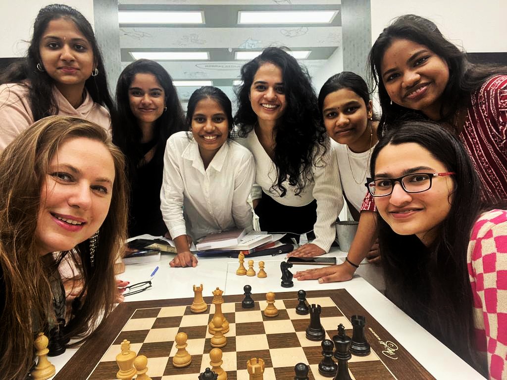 Cómo Judit Polgar recreó sus primeros entrenamientos con un grupo de ajedrecistas indias
