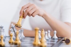 Intercambios No Habituales y Simplificación en los Finales de Ajedrez