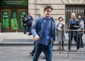 Declaración de la FIDE sobre la violación del código de vestimenta por parte de Magnus Carlsen
