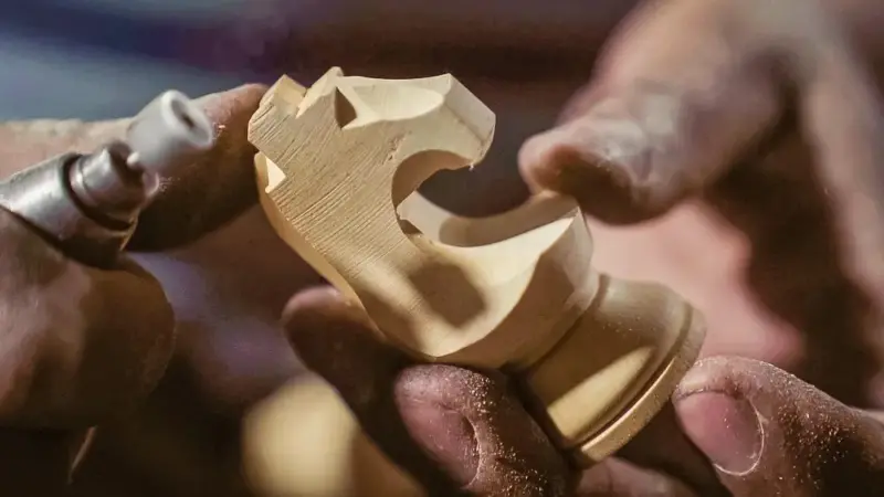 Ilustración de cómo se fabrican los juegos de ajedrez de madera para campeonatos ajedrez