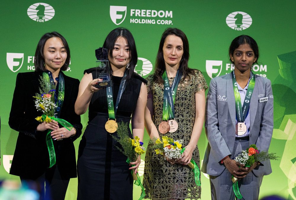 Carlsen y Nepomniachtchi comparten oro; Ju Wenjun triunfa en el Blitz femenino 2 Carlsen y Nepomniachtchi comparten oro; Ju Wenjun triunfa en el Blitz femenino