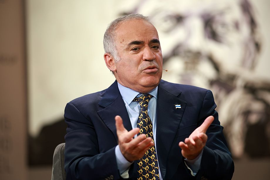 Garry Kasparov Un súper jugador de ajedrez desafió al mundo entero. ¿Realmente espera ganar?