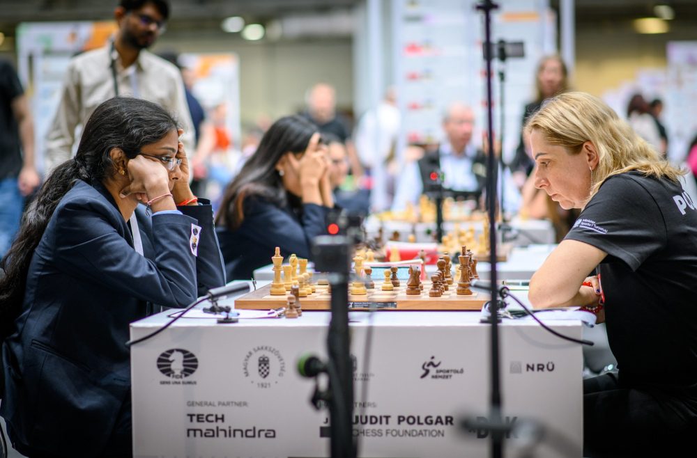 India domina la sección abierta, pero sufre un revés en la femenina 2 India domina la sección abierta, pero sufre un revés en la femenina