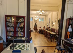 El Ajedrez en Nueva York: Historia, Parques y Clubes Legendarios
