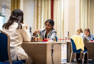 Ilustración de vaishali rameshbabu es la única ganadora en la ronda 3 del wgp tbilisi ajedrez
