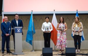 Imagen ilustrativa sobre ceremonia de clausura del primer grand prix femenino 2024/2025 en ajedrez