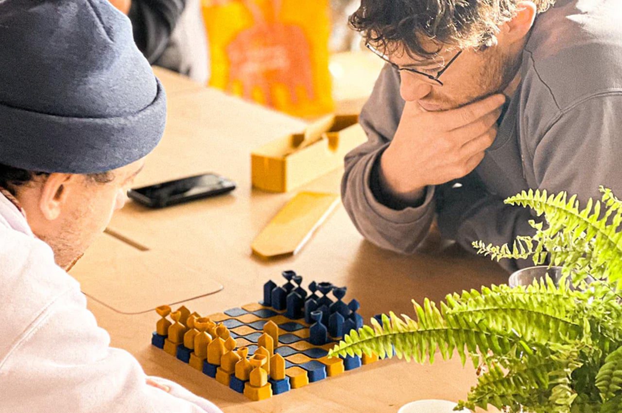 Juego de ajedrez impreso en 3D rinde homenaje a la invasión de Ucrania con un conmovedor diseño con temática de guerra 3 Juego de ajedrez impreso en 3D rinde homenaje a la invasión de Ucrania con un conmovedor diseño con temática de guerra