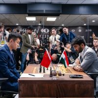 Ilustración de ding liren derrota a gukesh en el primer juego de la lucha por el títu ajedrez