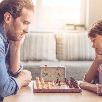 Imagen ilustrativa sobre cómo enseñar a tu hijo a jugar al ajedrez | consejos b?sicos en ajedrez