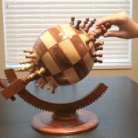 Imagen ilustrativa sobre jugando al ajedrez en un hermoso globo magnetizado en ajedrez