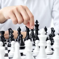 Mate en 4 Jugadas: 3 Problemas Complejos en Ajedrez