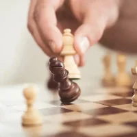 Sacrificios en el medio juego de ajedrez: 7 ideas brillantes